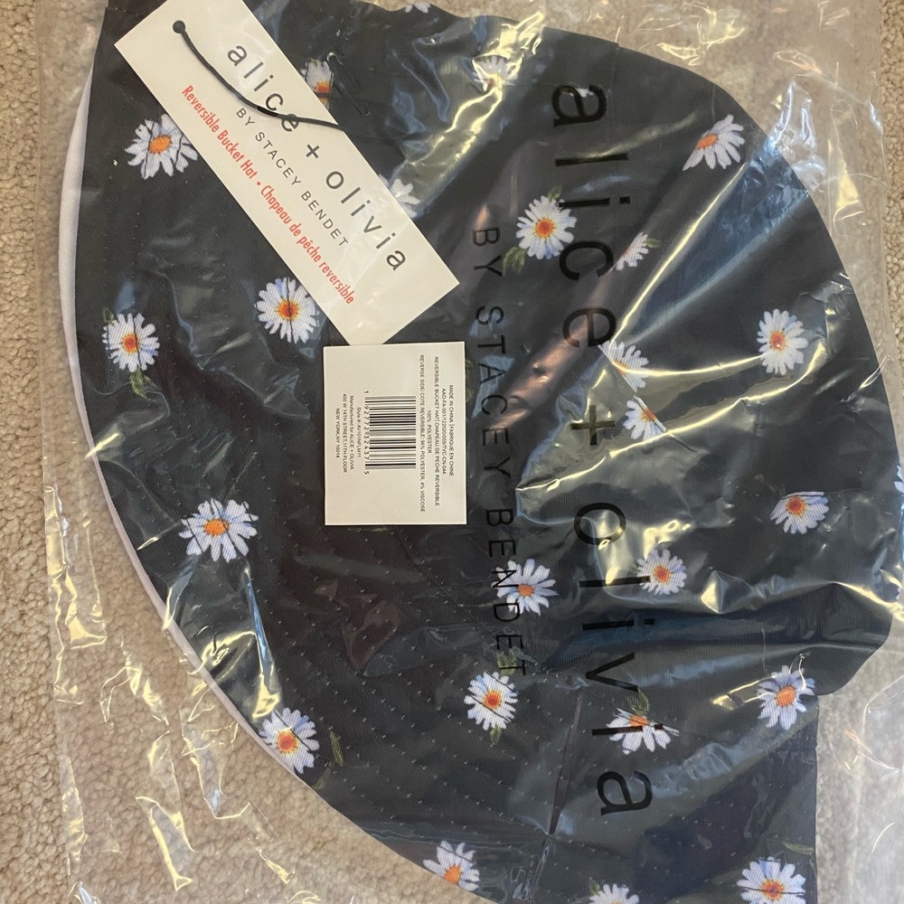 NWT ALICE + OLIVIA reversible bucket hat